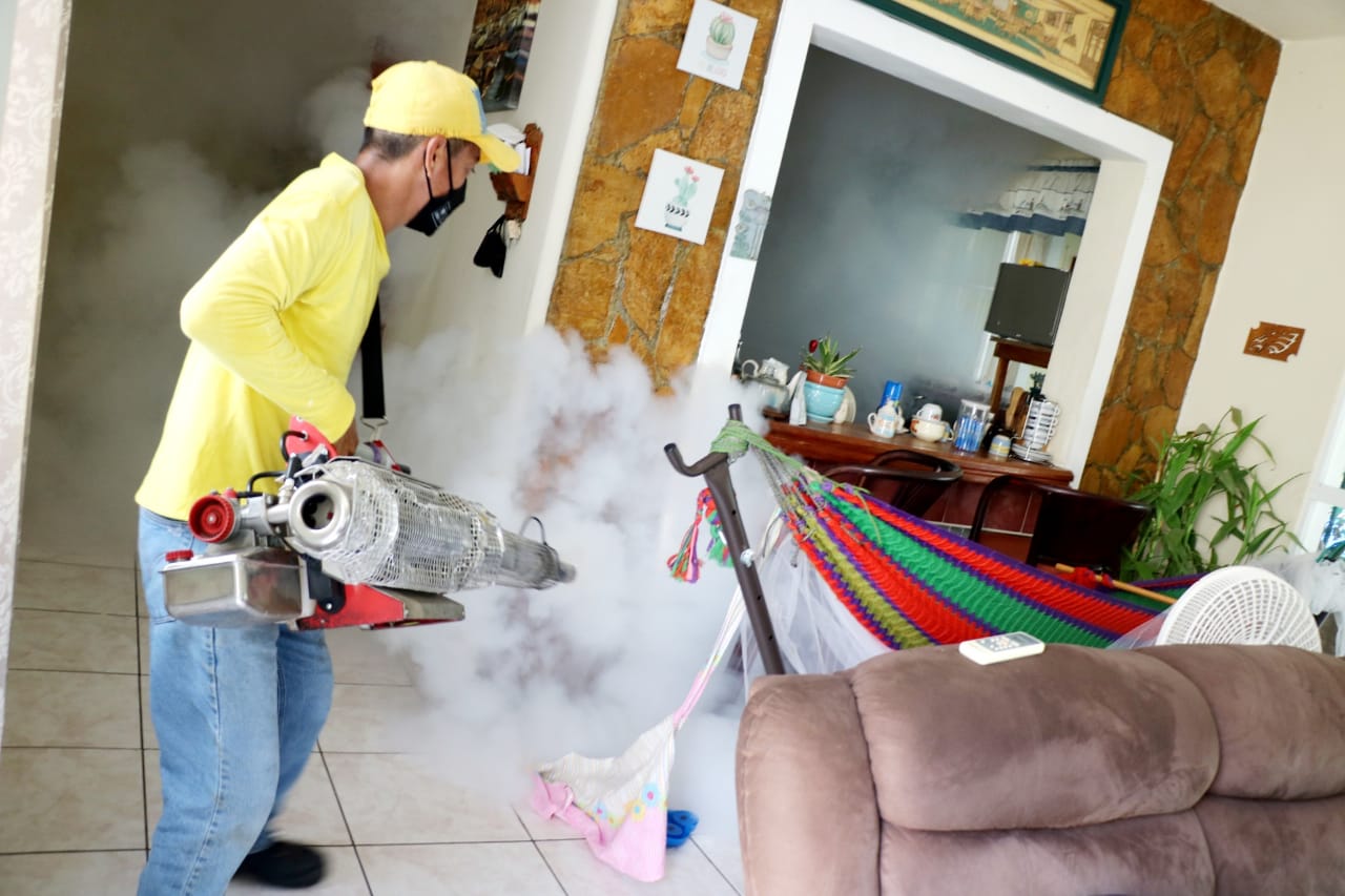 Reos en fase de confianza fumigan viviendas en Ciudad Versalles para evitar propagación del zancudo reos-en-fase-de-confianza-fumigan-viviendas-en-ciudad-versalles-para-evitar-propagacion-del-zancudo